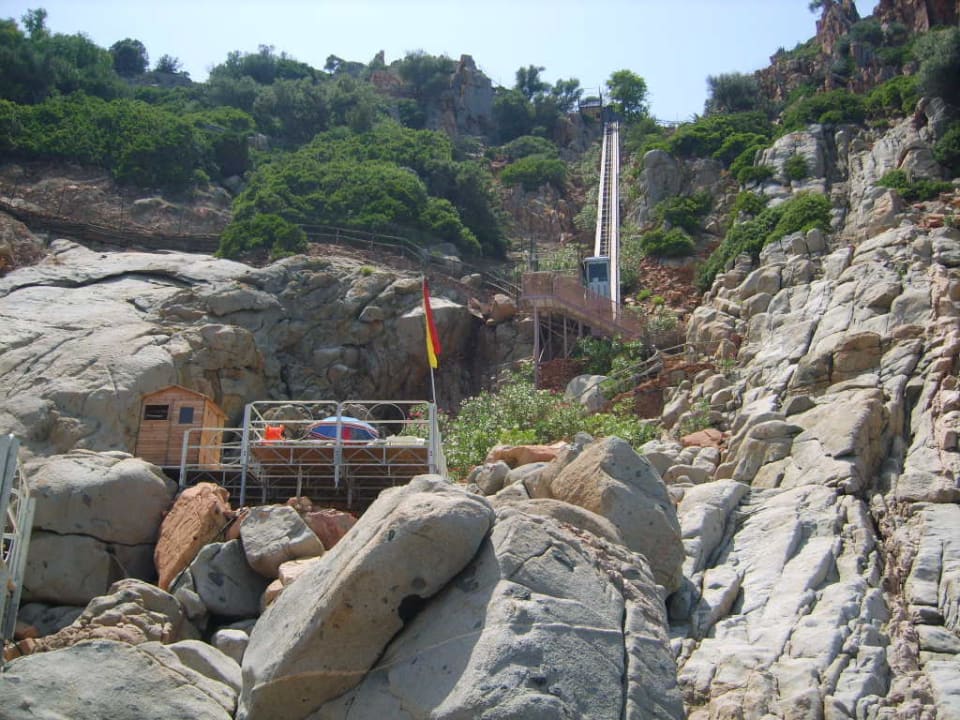 Per Lift auf die Liege-"Plattform" am Meer Arbatax Park Resort - Borgo Cala Moresca