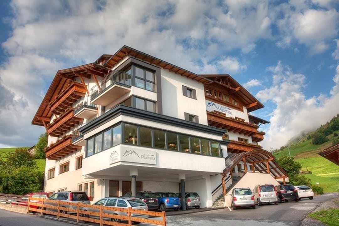 Außenansicht mit neuem Anbau Hotel Panorama