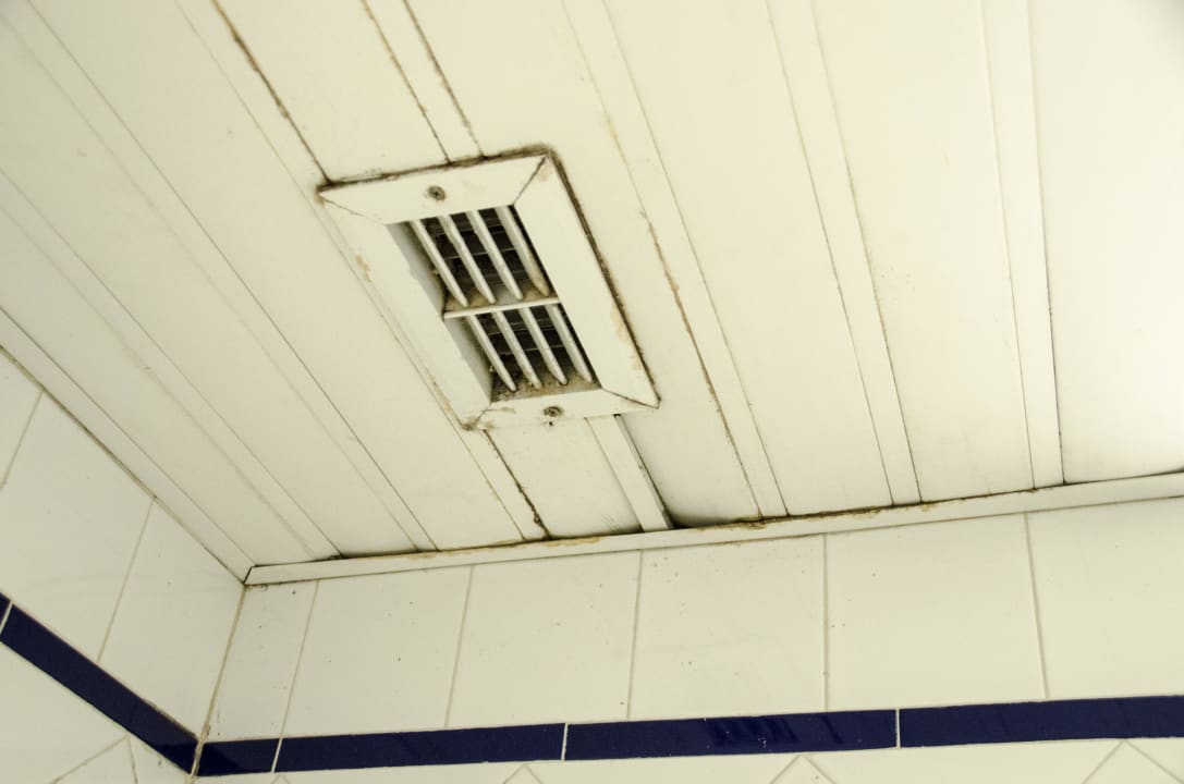 Lüftungsschacht über der Badewanne Memories Miramar Havana
