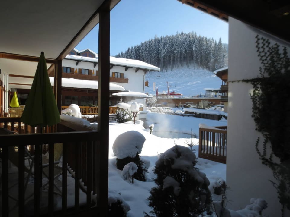 Blick auf den Außenpool Gut Wenghof - Family Resort