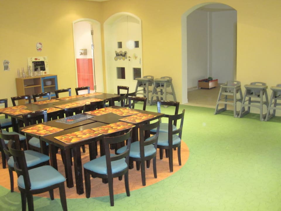 Die Hochstühle haben Rollen Cleopatra Luxury Resort Makadi Bay