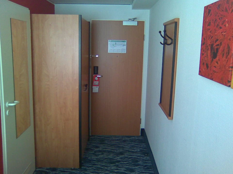 Kleiderschrank, Garderobe und Zimmereingang Park Inn by Radisson Nürnberg