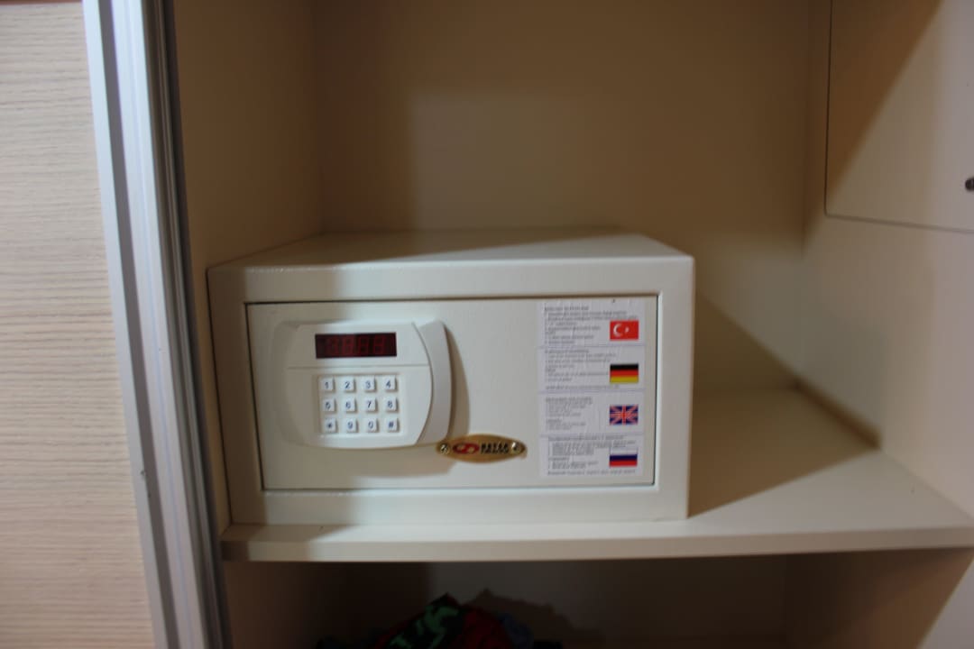 Safe im Kleiderschrank Grand Belish Resort Hotel & Spa
