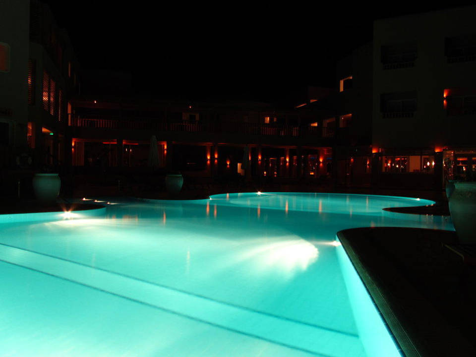 Hotel bei Nacht The Breakers Diving & Surfing Lodge
