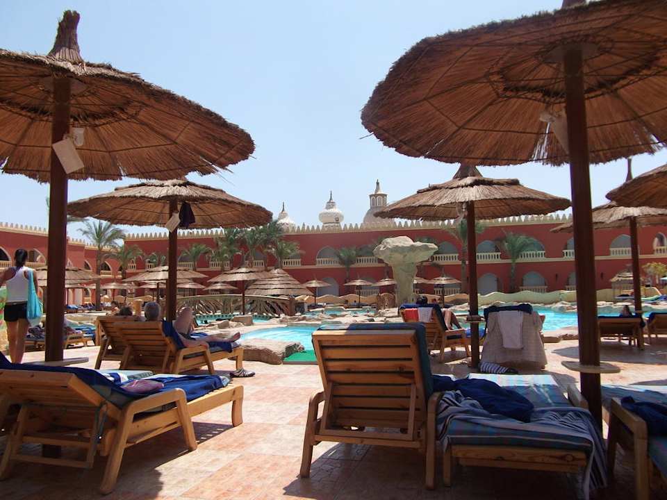 Sonnenliegen und Schirme am Pool Pickalbatros Alf Leila Wa Leila Resort - Neverland Hurghada