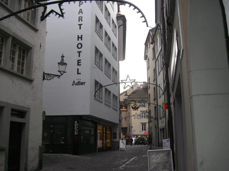 Vor dem Hotel Hotel Adler Appartmenthaus