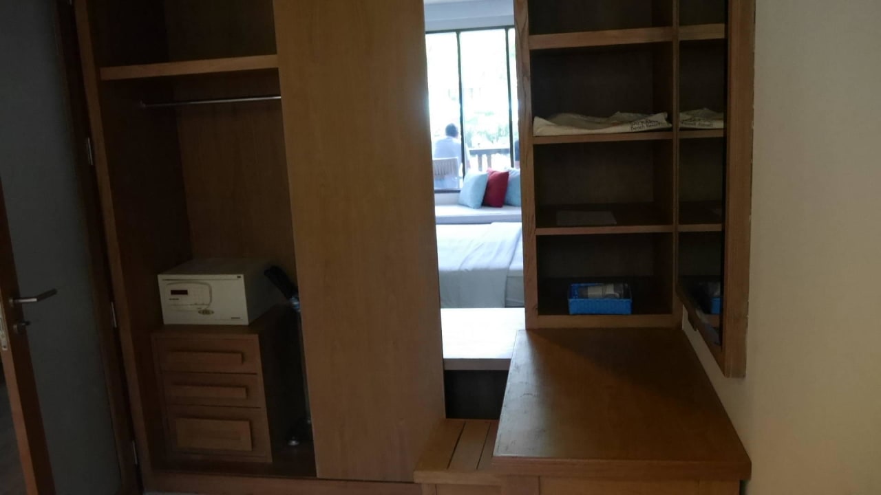 Vom Bad durch Schieberegal zum Zimmer Sai Kaew Beach Resort