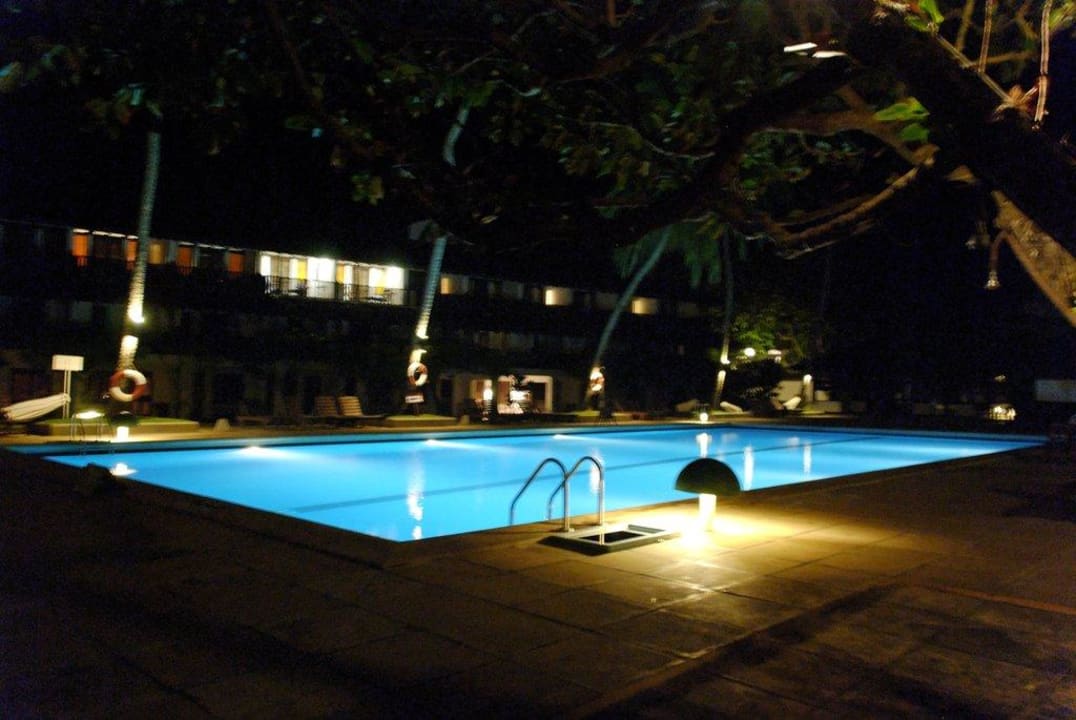 Pool am Abend Thaala Bentota