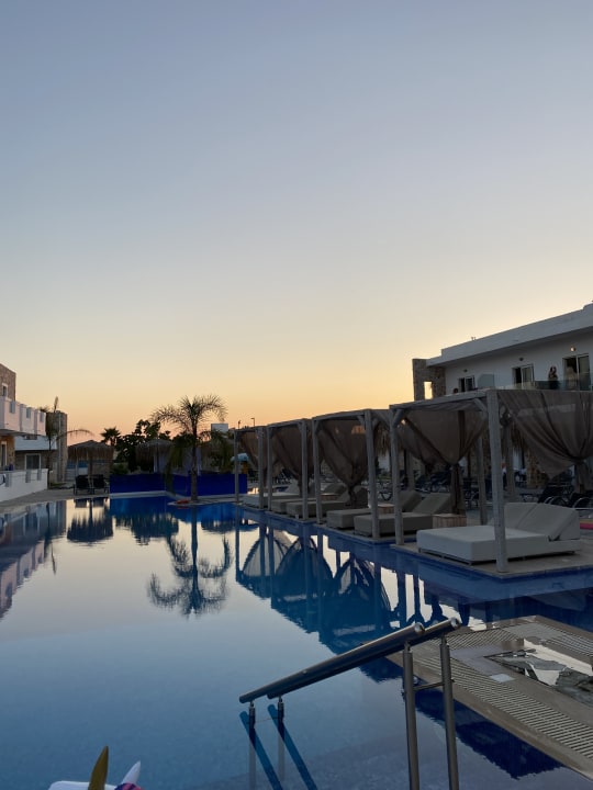 Pool Sunshine Hotel