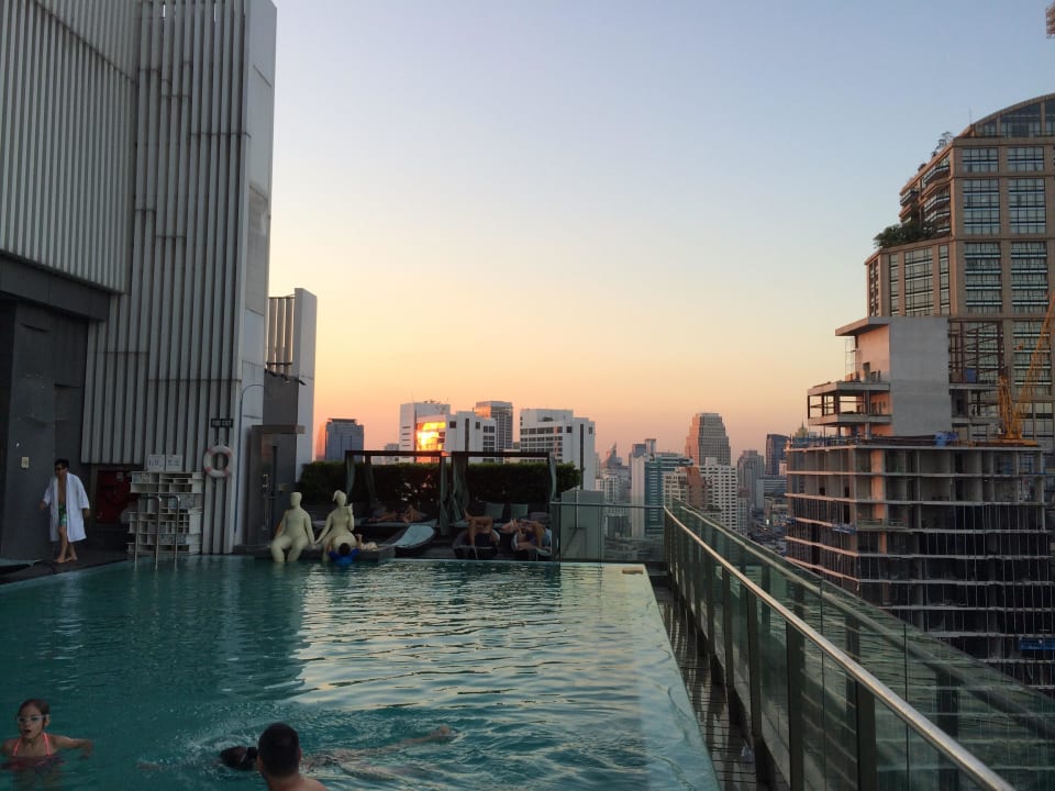 Roof Top Pool Hilton Sukhumvit Bangkok