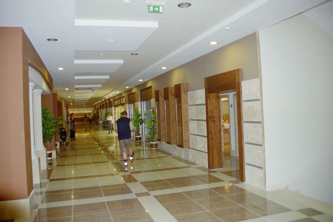 Hotelgang vom Fahrstuhl Sunis Kumköy Beach Resort Hotel & Spa