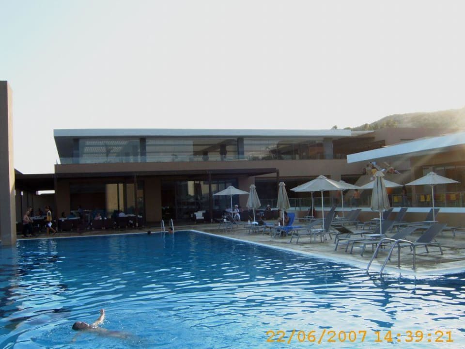 Blick vom Pool auf das Hauptgebäude Atlantica Mikri Poli Kos