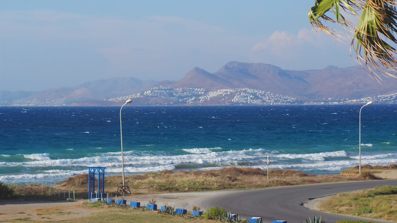 Blick vom Balkon auf das Meer... Costa Angela Seaside Resort