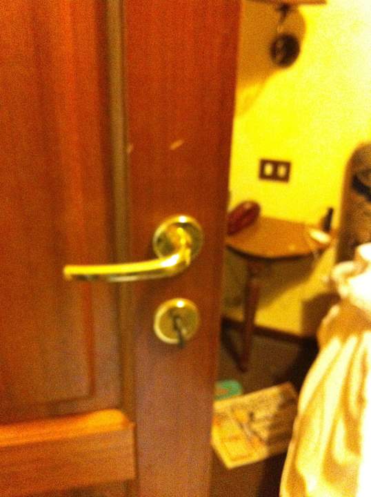 Zerkratzte Tür Hotel Quisisana