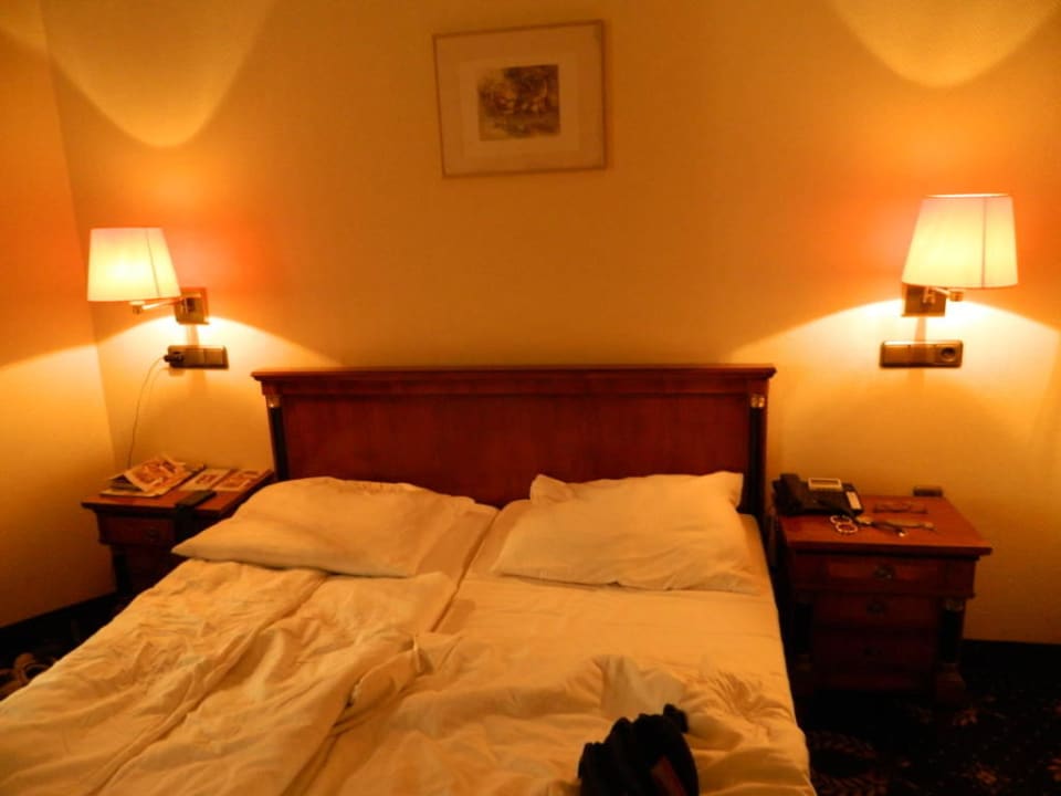 Alte Möbeln - abgeschlagen - kein 3 Sterne Zimmer acom Hotel Berlin Kurfürstendamm