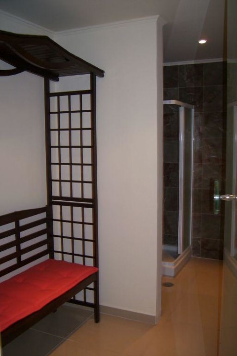 6 Duschenkabinen unter dem neuen Pool Hotel Kalithea Horizon Royal