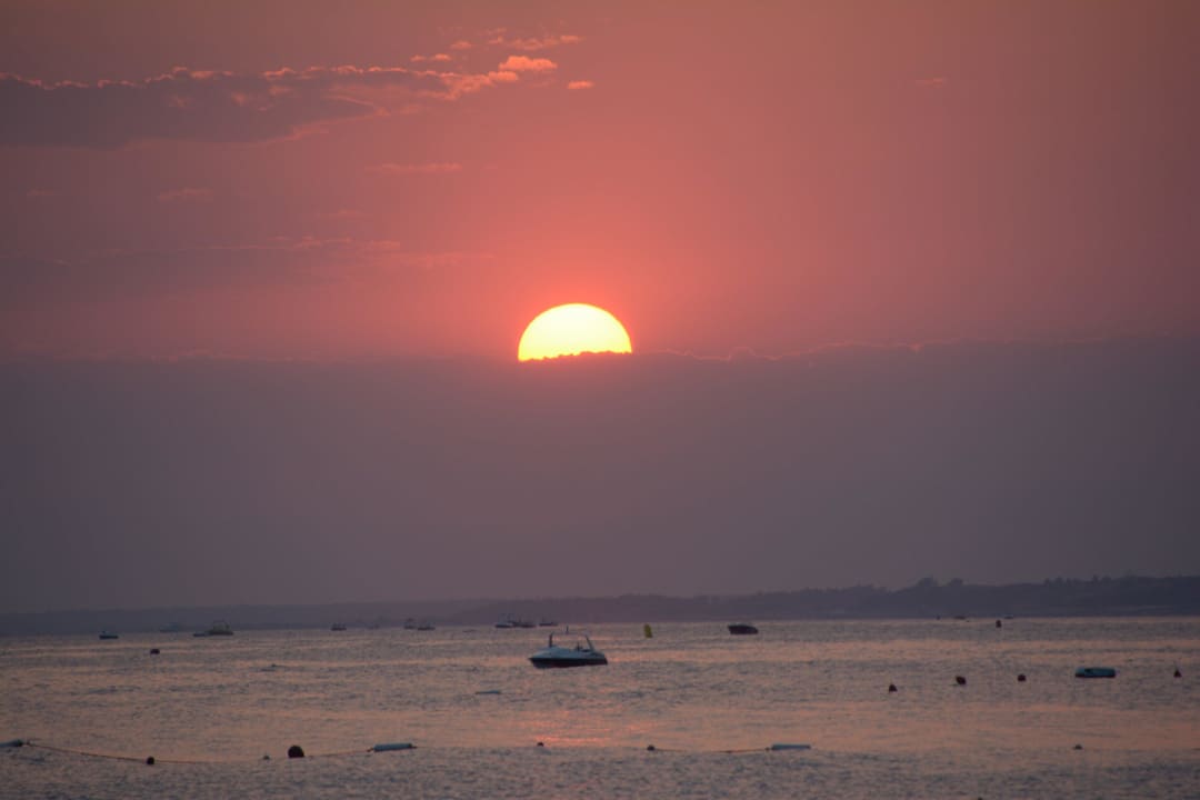 Am Strand vom Thalia Beach Hotel Thalia Unique
