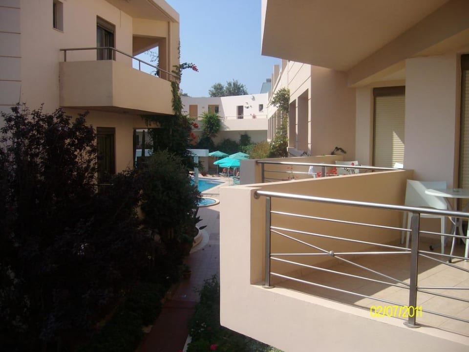 Sicht in den Innenhof mit Pool Delfina Boutique Hotel