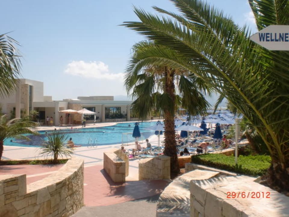 Droga do basenu glownego,recepcji i restauracji. Grand Hotel Holiday Resort