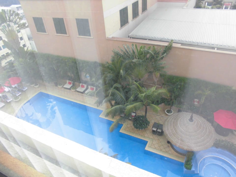 Blick auf den Hotelpool Hotel Caravelle Saigon