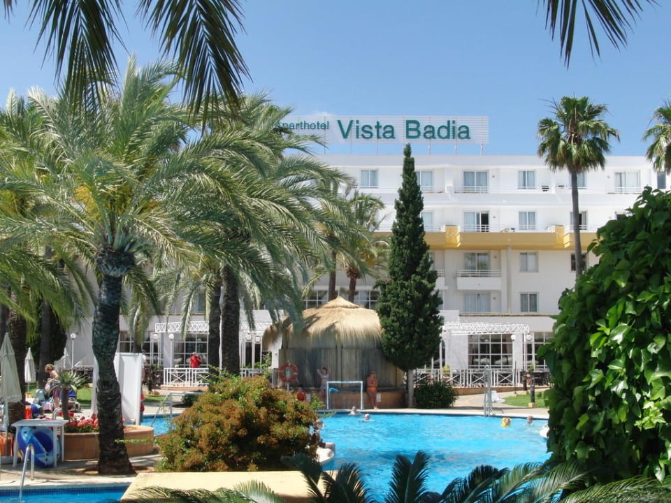 Blick von der Poolanlage auf das Hotel Protur Vista Badia Aparthotel
