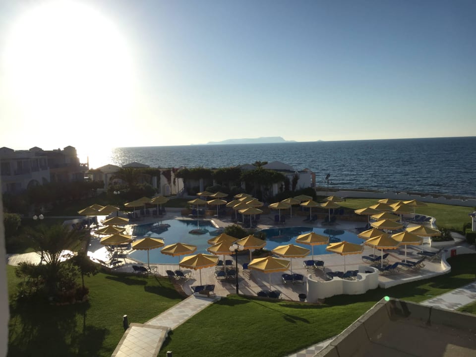 Pool und Meersicht aus dem Zimmer Hotel Serita Beach