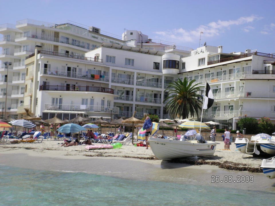 Blick vom Strand auf's Hotel Hotel Club S'Illot