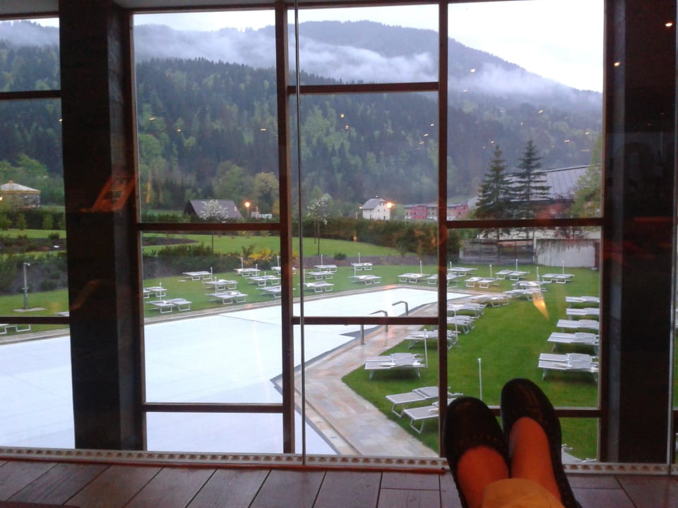 Blick auf den Außenpool Falkensteiner Hotel & Spa Carinzia