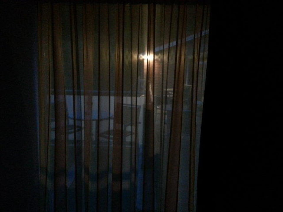 Notbeleuchtung erhellt Schlafzimmer nachts Duinhotel Zomerlust