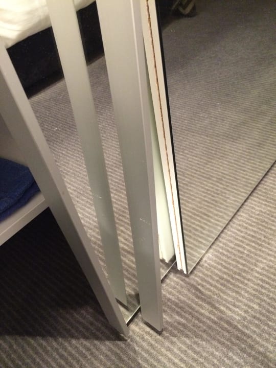 kaputte Kleiderschranktür. Auch erst nach 5 Tagen repariert. Adina Apartment Hotel Berlin Checkpoint Charlie