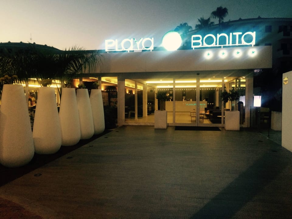 Hoteleingang bei Nacht Servatur Playa Bonita