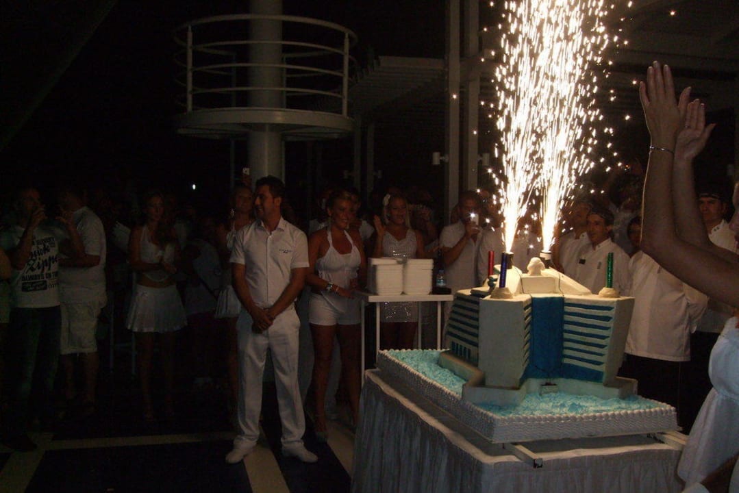 White Show Titanic Deluxe Lara
