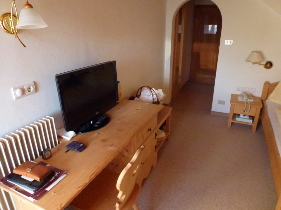 Großzügiger Schreibtisch und Fernseher Taser Familienalm
