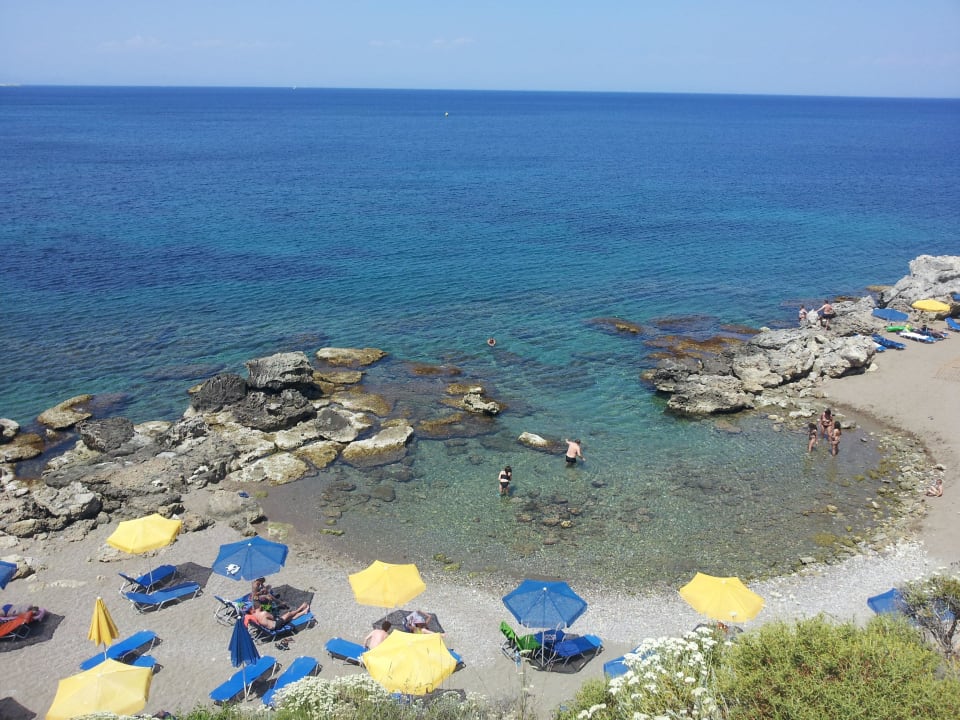 Sandstrand mit Kies im Wasser - Badeschuhe  Kresten Palace Hotel