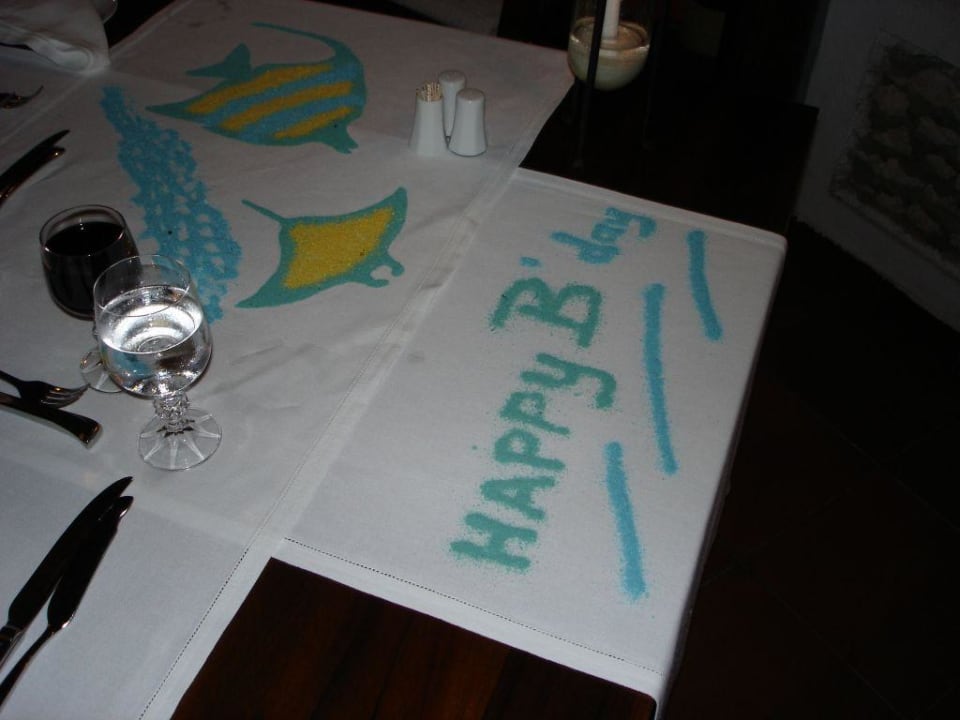 Tische mit buntem Sand geschmückt Diamonds Thudufushi