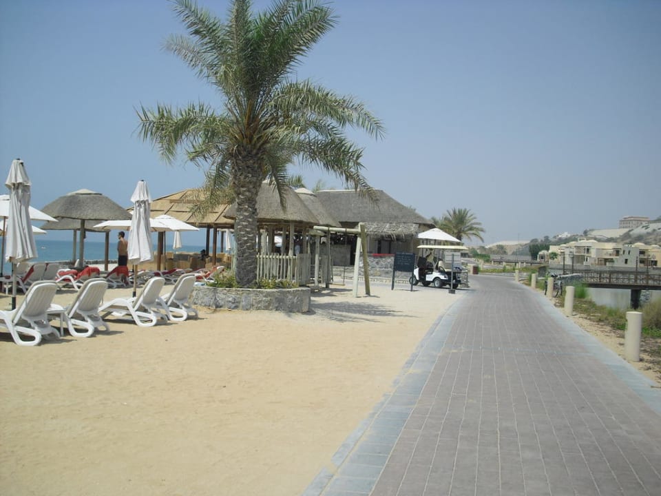 Gepflegter Strand The Cove Rotana Resort