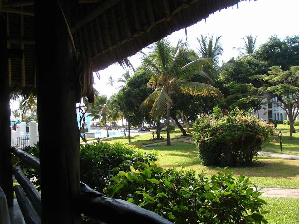 Blick zum Pool vom Restaurant Hotel Southern Palms Beach Resort