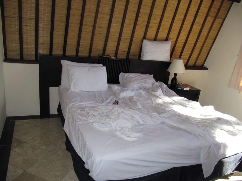 Bett (leider nicht gemacht) Hotel Vila Ombak