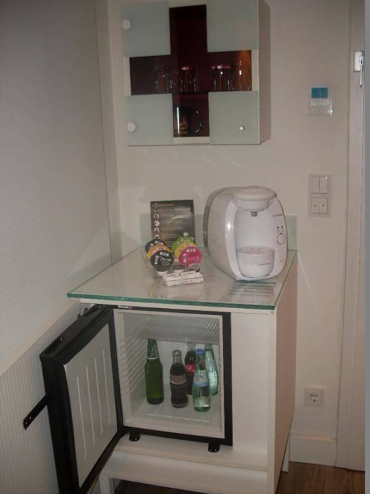 Minibar und Tassimomaschine Hotel Indigo Berlin - Ku'damm