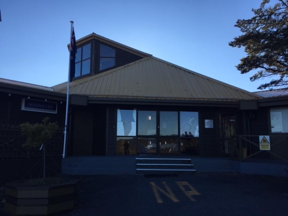 Außenansicht des Hostels Skotel Alpine Resort