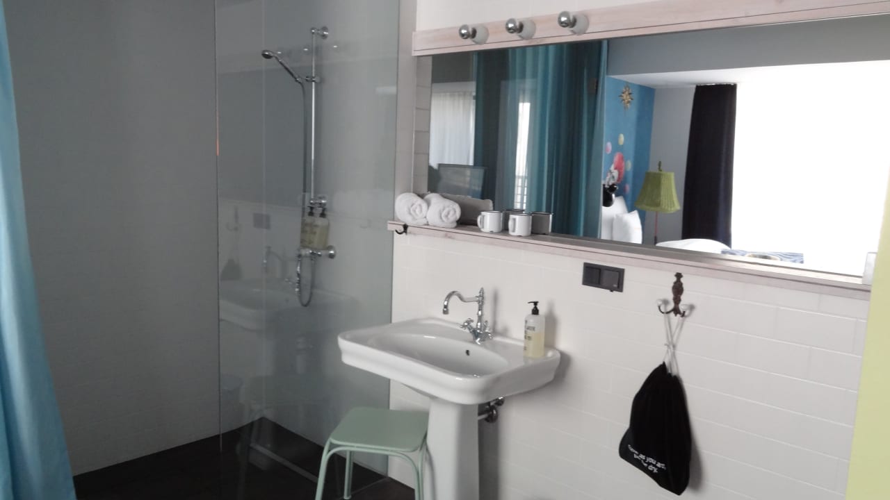Dusche und Waschbereich 25hours Hotel Wien beim MuseumsQuartier