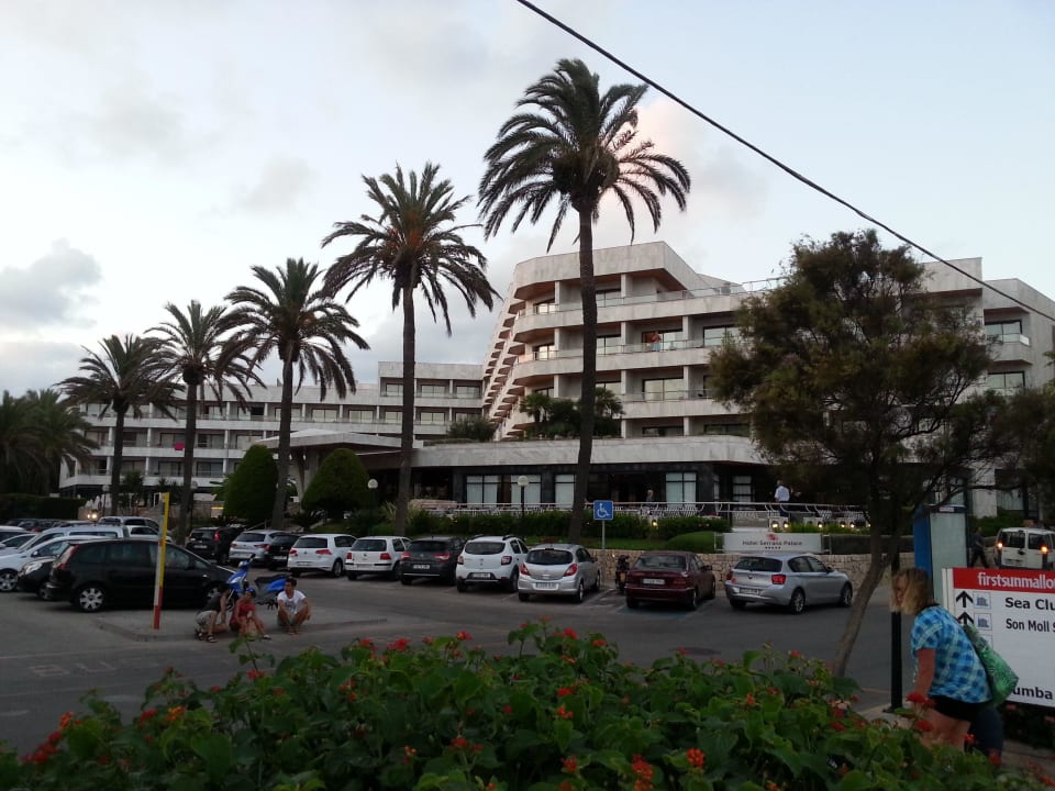 Blick von anderer strassenseite abends Hotel Serrano Palace