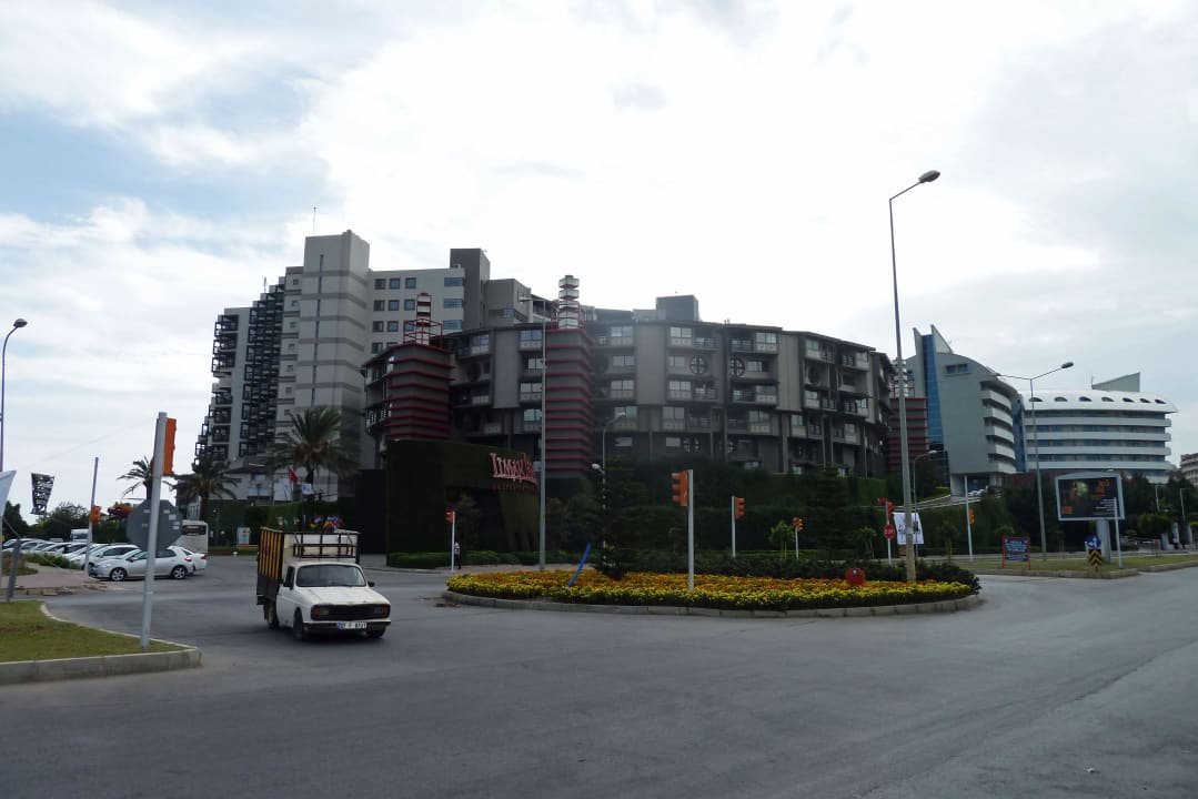 Von der anderen Straßenseite gesehen Limak Lara Deluxe Hotel & Resort