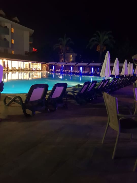 Pool Side Breeze Hotel