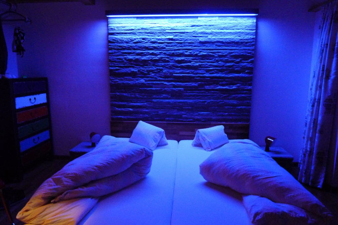 Doppelbett blau beleuchtet Hotel Garni Schnyder