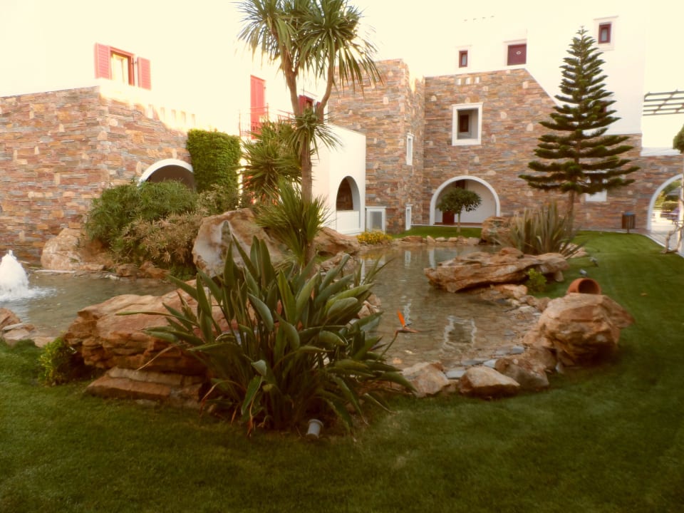 Täglich gepflegte Außenanlage Naxos Resort Beach Hotel