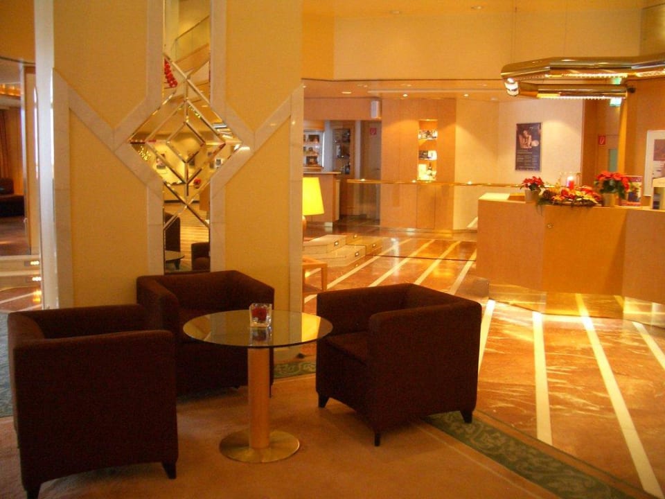Rezeption Four Points by Sheraton Munich Arabellapark