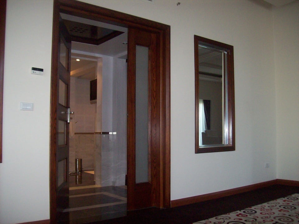 Tür zum Sanitärbereich und Ankleidezimmer Premier Le Reve Hotel & Spa