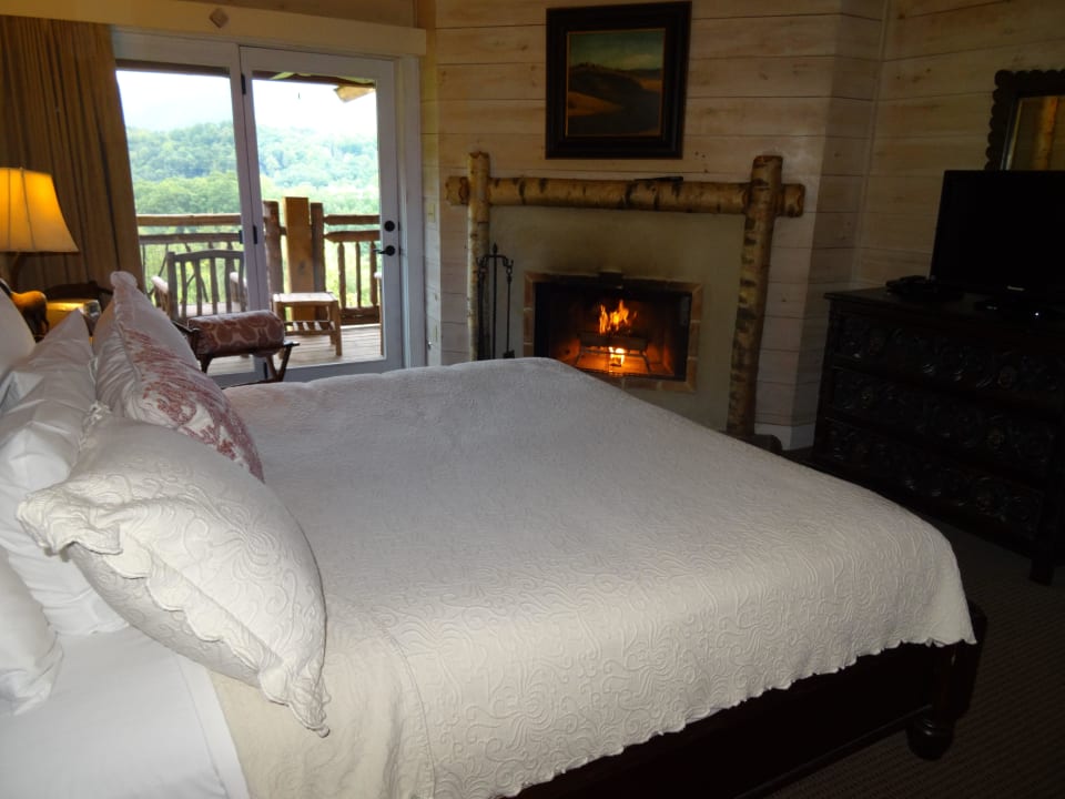 Schlafzimmer mit Kamin The Lodge at Buckberry Creek