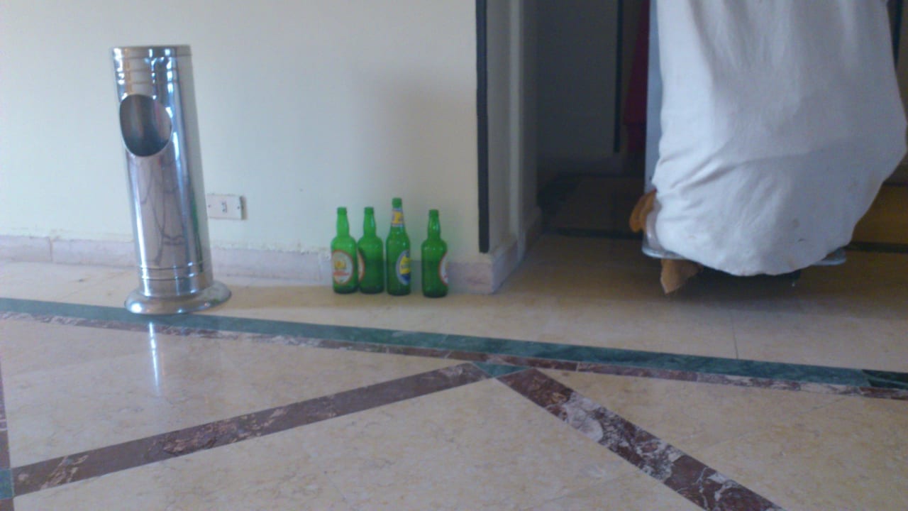 Bierflaschen im Flur wie immer Sunny Days Palma De Mirette Resort & Spa